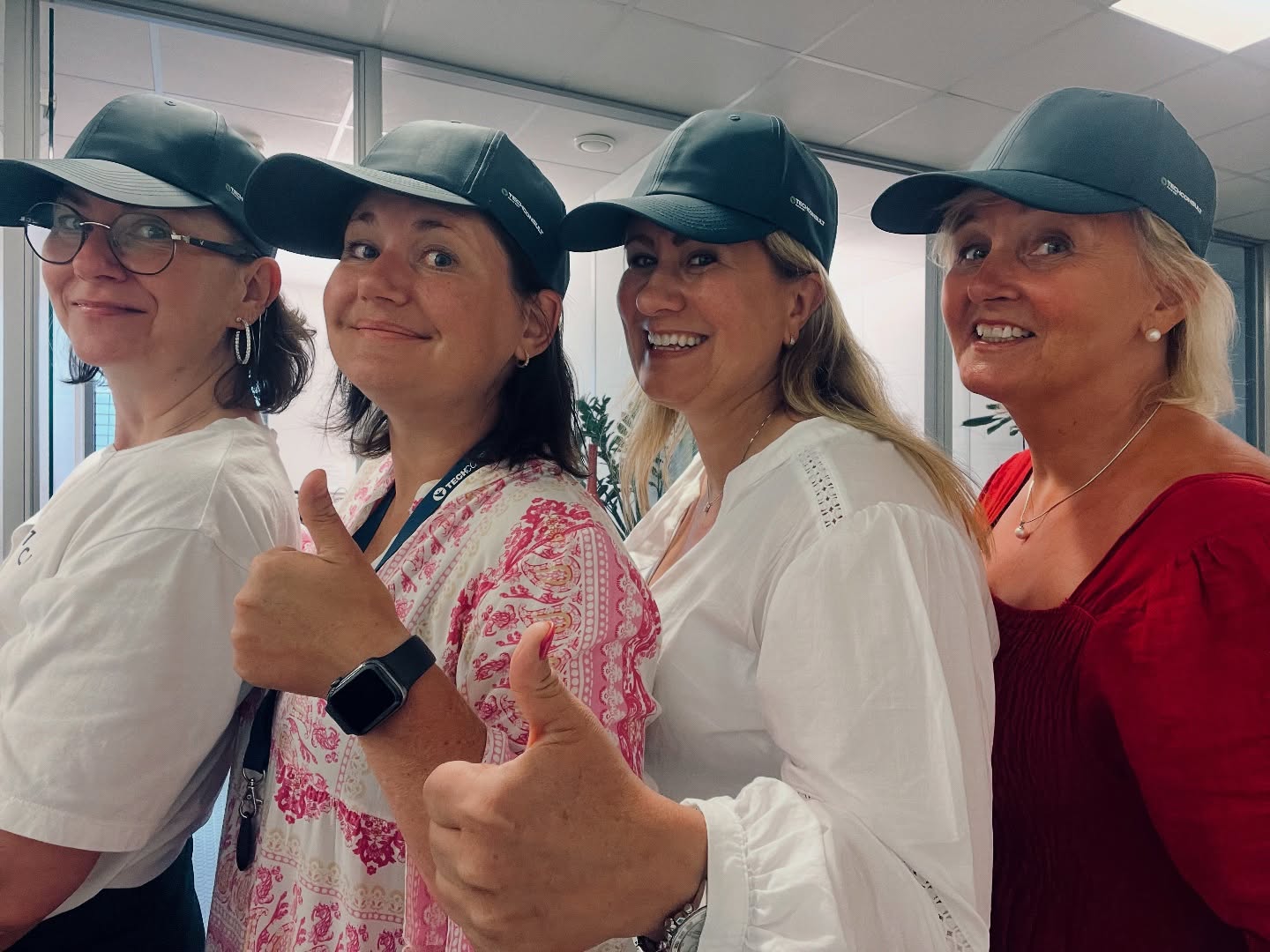 Askerkontoret er godt bemannet i sommervarmen- her med nye Techconsult-capser👌🏻👩🏼💻🧢 Fortsatt god sommer! ☀️⛱️