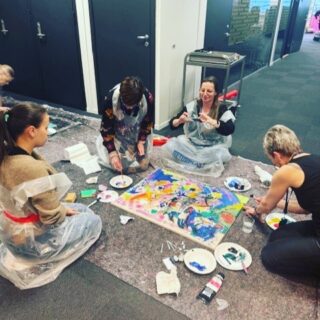 Nye kontorer betyr mange fine vegger som kan brukes til pynt!

Forrige uke hadde vi en kreativ kveld på Bergenskontoret, med masse farger, lerret og pensler. Det var utrolig gøy å samarbeide med kollegaene våre og lage kunst som nå skal pryde fellesområdene i lokalene våre.

Vi rundet av kvelden med deilig mat og drikke – og kunne gå hjem godt fornøyde med oss selv.

God påske til alle våre konsulter og kunder!🐣