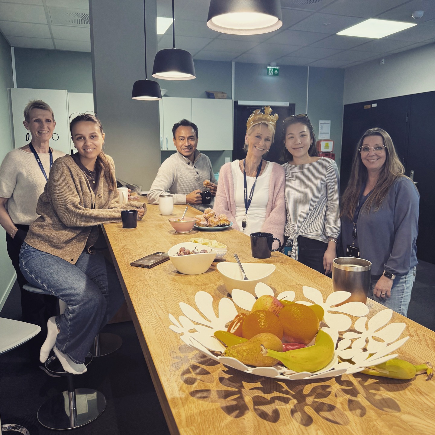 Gratulerer med dagen, Nina - vår seniorrådgiver!🍭🌷

Vi er veldig heldige som har deg som kollega.

Det ble en hyggelig kaffeprat med deilig kake og krone i anledning dagen.