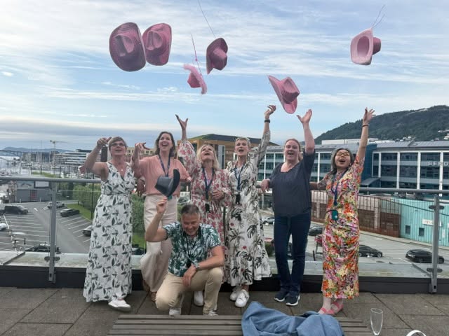 Sommer og sol☀️
Her i Bergen har vi kost oss på takbalkongen med både lunsj og sommerfest. Det har vært superfint og vi ønsker alle våre kunder og konsulenter fortsatt en god sommer.
#techconsult #konsulenttjenester #tekniskinnleie